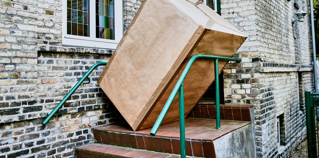 Caja en las escaleras de la entrada de una casa