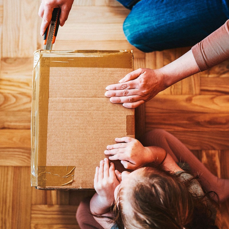 padre e hija abriendo una caja