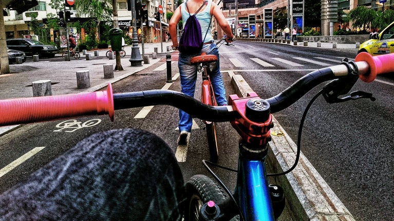 Mujer montando en bicicleta por la ciudad