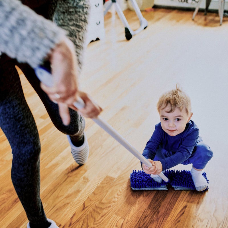 Niño limpiando