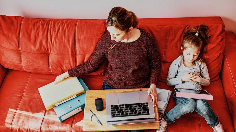 madre e hija en el sofá