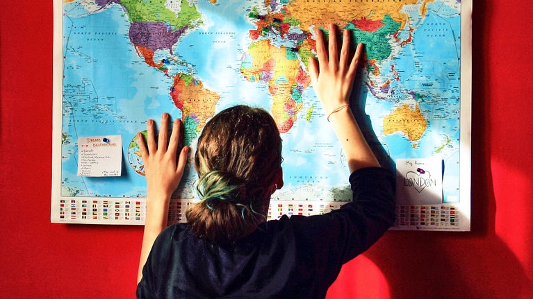 Una niña mirando un mapa
