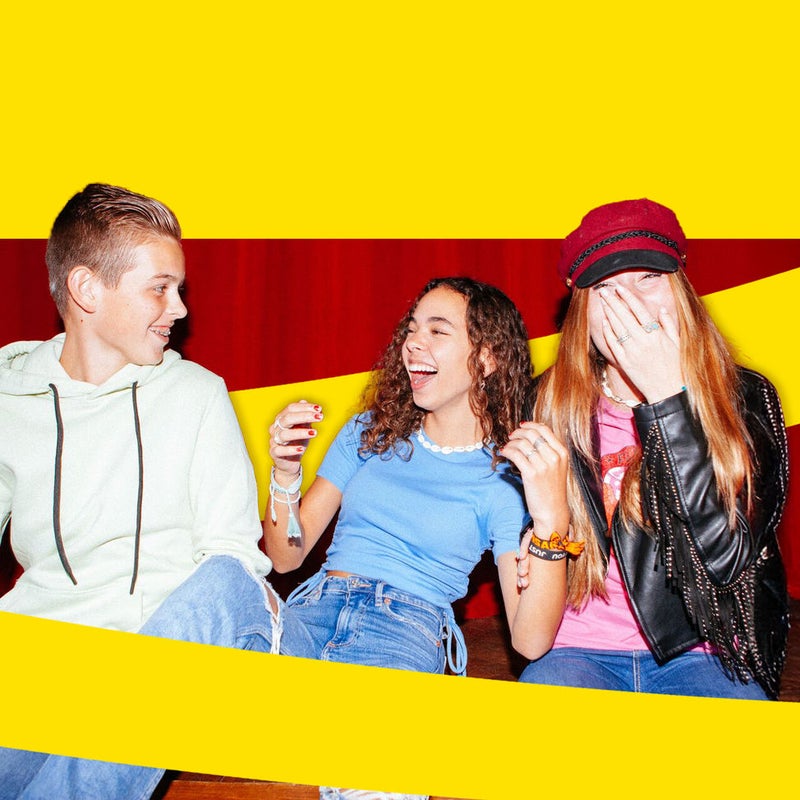 Adolescentes riendo felices