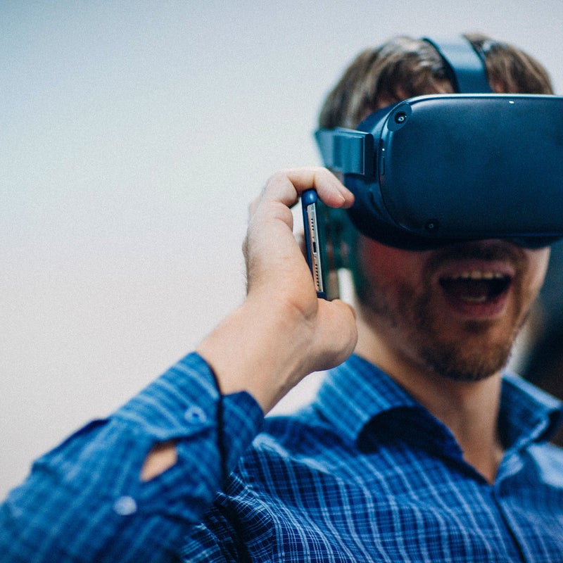 Chico con gafas de realidad virtual