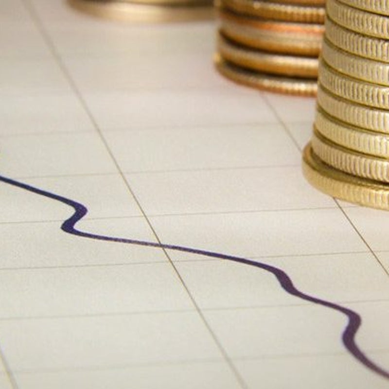 Gráfica al lado de unas monedas