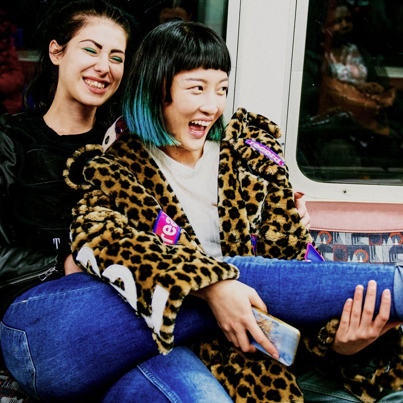 Dos amigas divitiendose