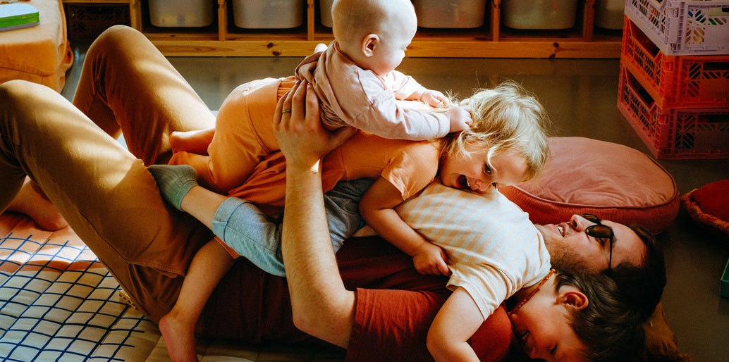 Familia jugando