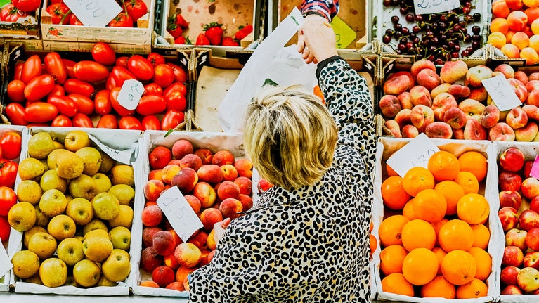 Mujer comprando en fruteria