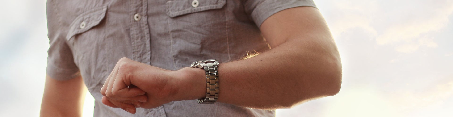 hombre mirando el reloj de pulsera