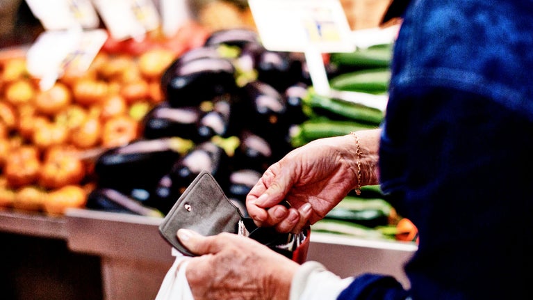 señora comprando verduras