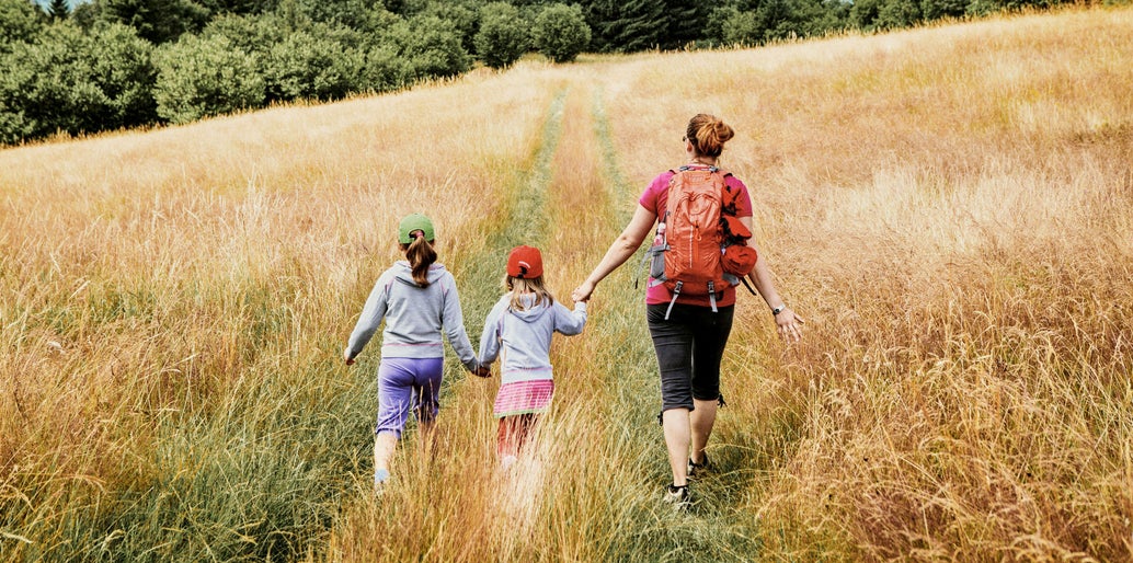 Madre con niños en el campo