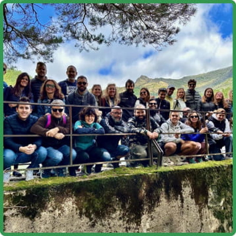 Grupo de personas de ING en la montaña
