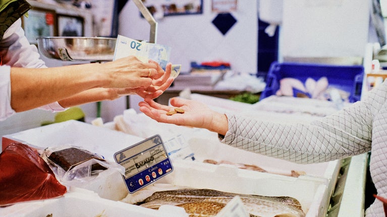 Persona pagando en efectivo la compra