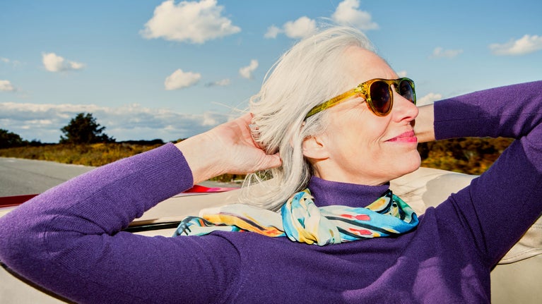 Mujer con gafas disfrutando el sol