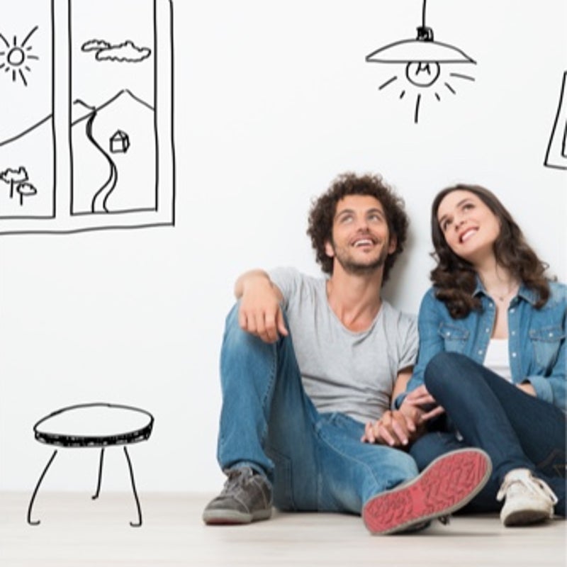 Mujer y hombre dados de la mano con fondo pintado simulando una habitación