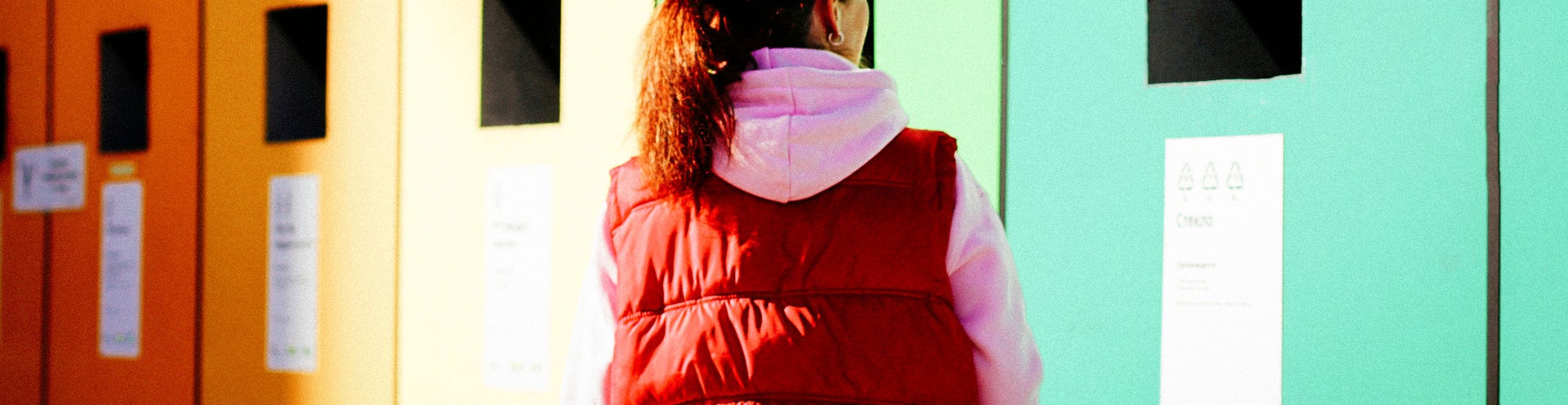 Mujer reciclando
