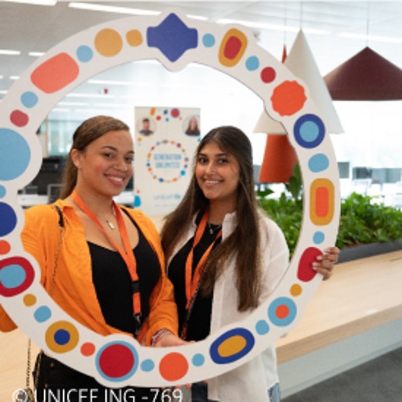 Dos chicas en las oficinas de ING posando con un círculo de colores apoyando a los jóvenes en situación de vulnerabilidad