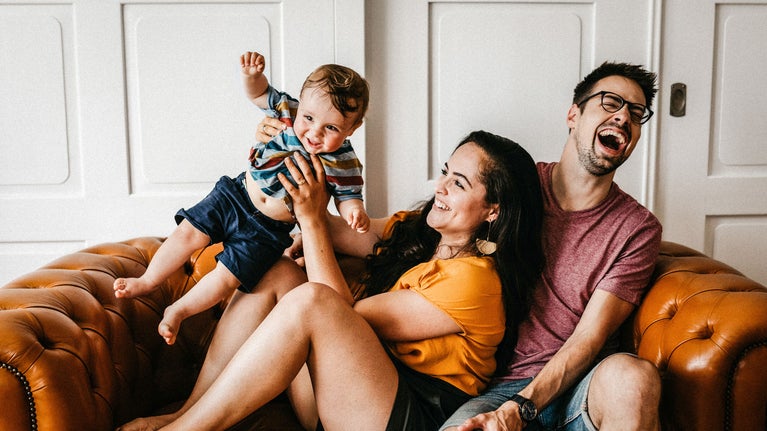 familia feliz riendo