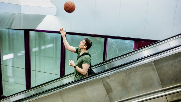 Chico jugando al baloncesto