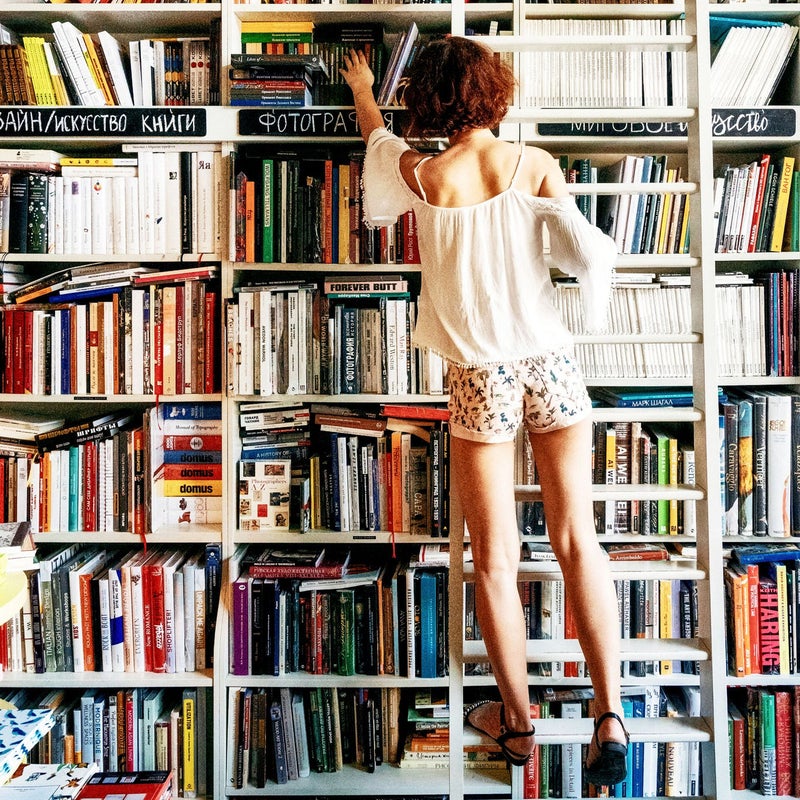 mujer estantería libros