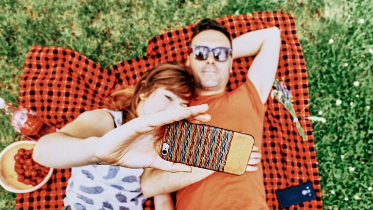 Dos personas haciéndose un selfie