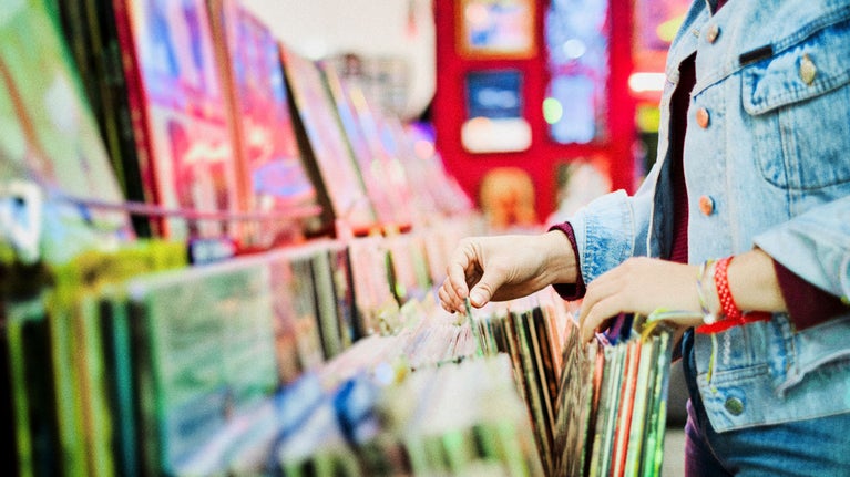 Mujer mirando discos de vinilo