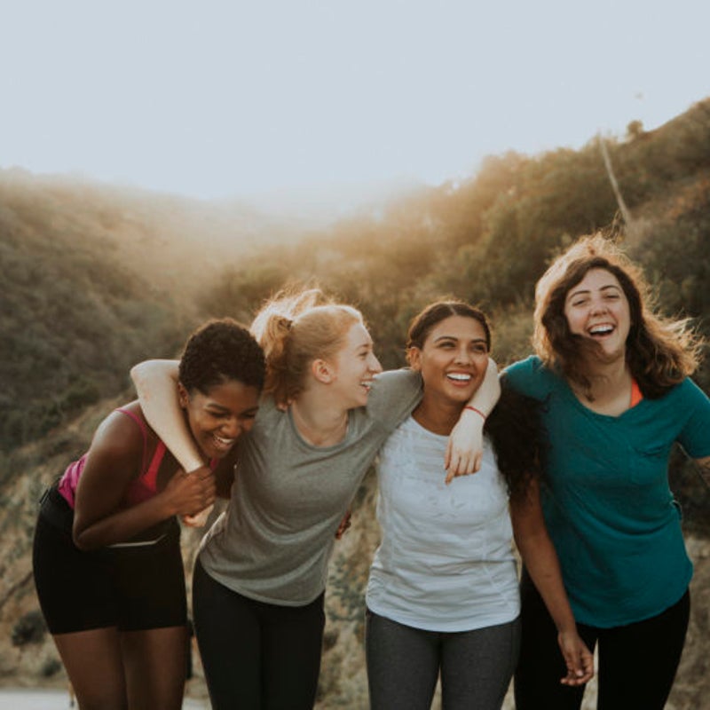Grupo de amigas en la naturaleza