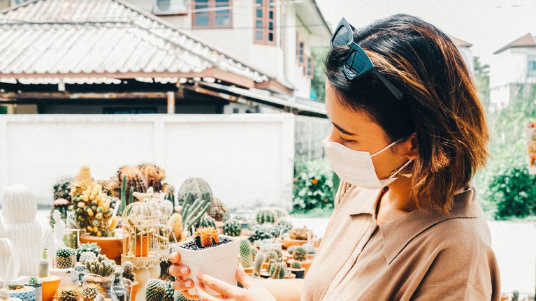 chica comprando cactus
