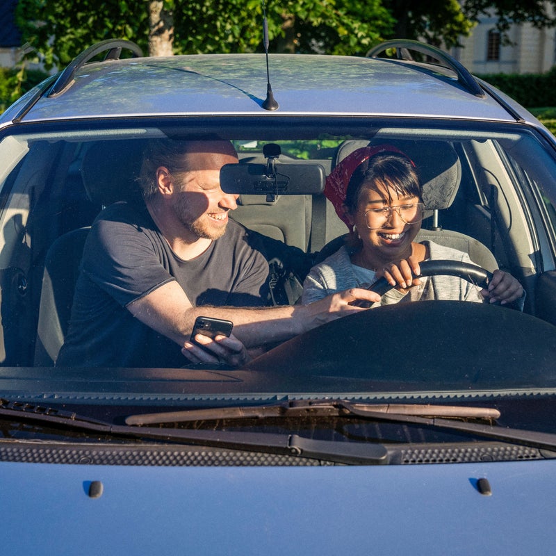 pareja conduciendo