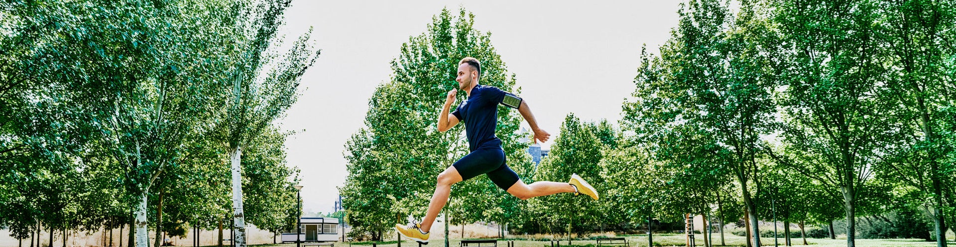 Hombre corriendo al aire libre