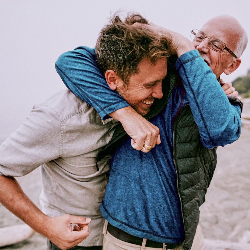 Padre e hijo jugando felices