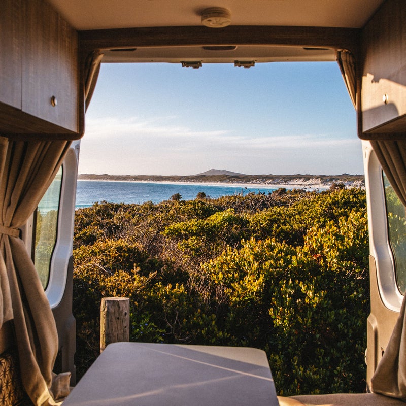 Vistas de una playa desde una caravana.