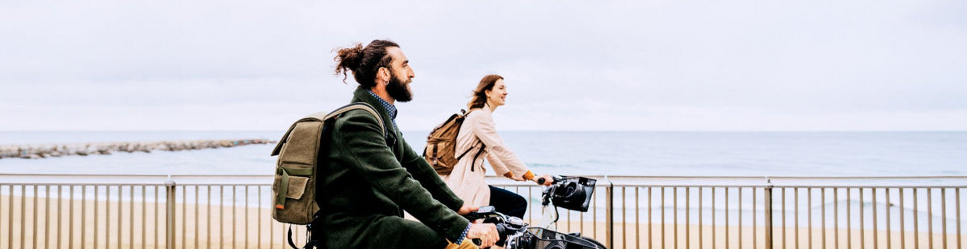 Dos personas en bicicleta