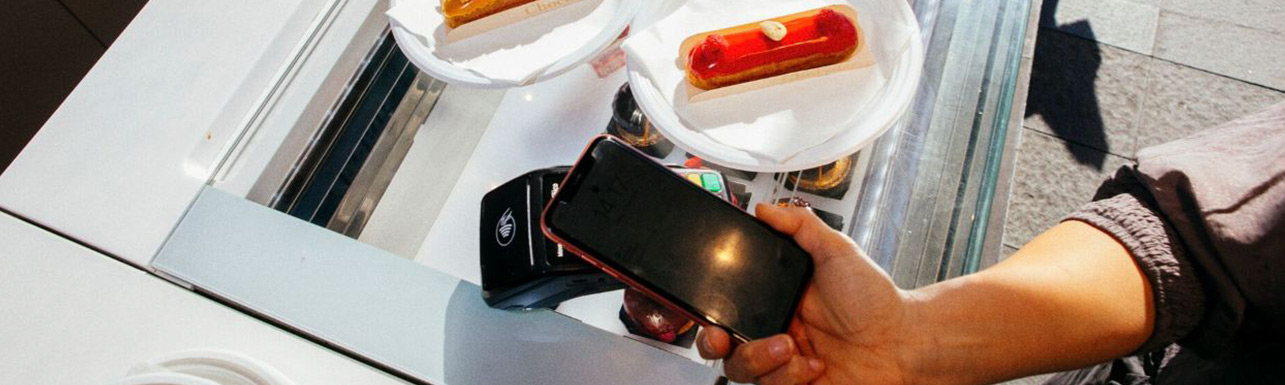 pago con móvil en una pastelería