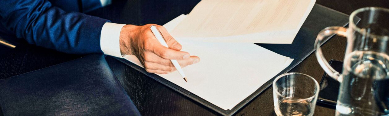 hombre firmando contrato