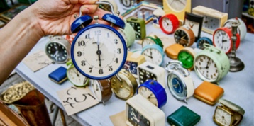 Muchos relojes despertador antiguos