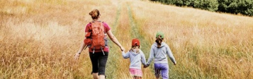 Madre e hijas caminando en el campo