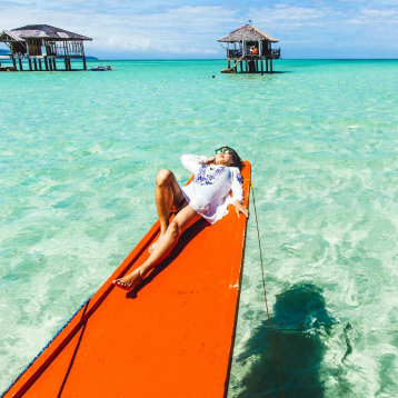 Mujer tumbada en el mar