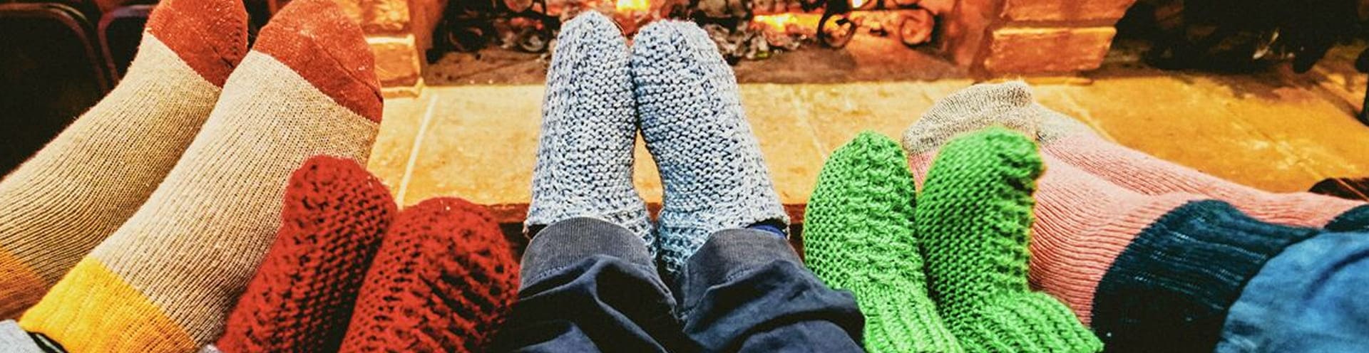 Familia sentada con calcetines de colores