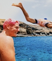 Chicos saltando de cabeza al agua