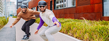 Personas andando en patineta