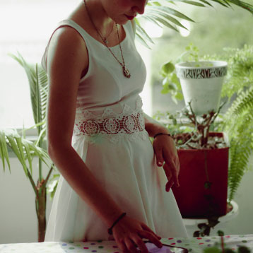 Mujer con vestido blanco