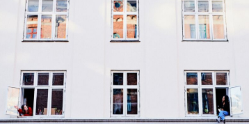 Fachada con ventanas grandes