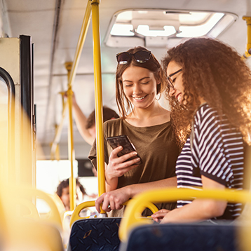 Dos chicas en un autobús