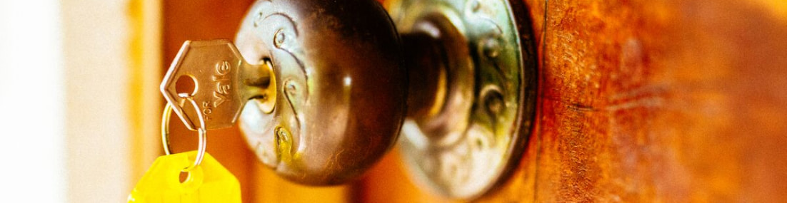 Pomo de una puerta con llave puesta