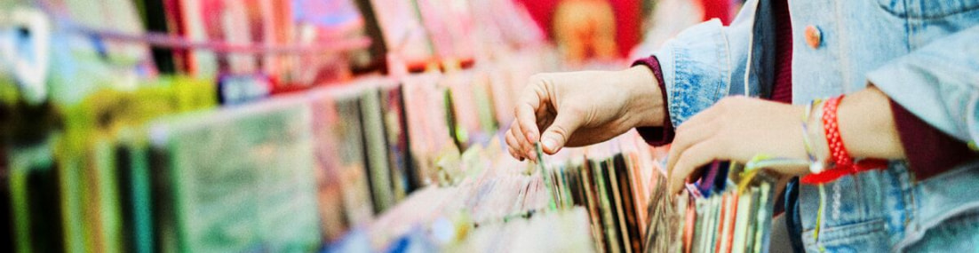 Mujer en una tienda seleccionando vinilos