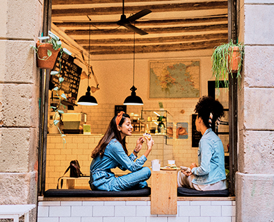 Amigas desayunando en una cafetería