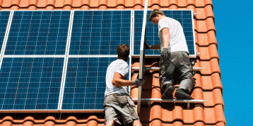 Trabajadores montando paneles solares